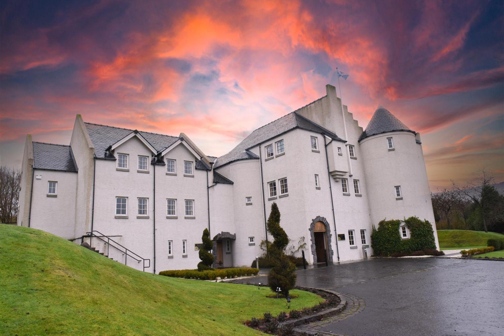 Glenskirlie Castle 4*